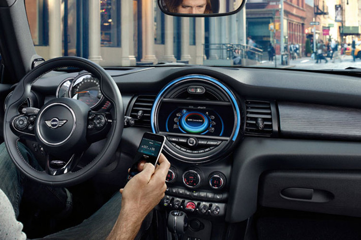 Với động cơ lai gồm 1 động cơ xăng 3 xi-lanh công nghệ TwinPower Turbo của MINI cùng với 2 động cơ điện, chiếc Countryman ALL4 hybrid có tổng công suất tối đa 224 mã lực. Sức mạnh của động cơ đốt trong được truyền tới 2 bánh trước thông qua hộp số 6 cấp Steptronic, hai động cơ điện truyền động tới 2 bánh sau thông qua 2 cụm truyền tốc.