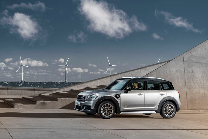 Về mặt thiết kế, phiên bản plug-in hybrid của dòng xe Countryman mới này hầu như không có khác biệt so với bản động cơ xăng truyền thống. Xe chạy bánh 17-inch thiết kế Light Spoke và có đường nét đặc trưng tuỳ vào từng phiên bản khác nhau.