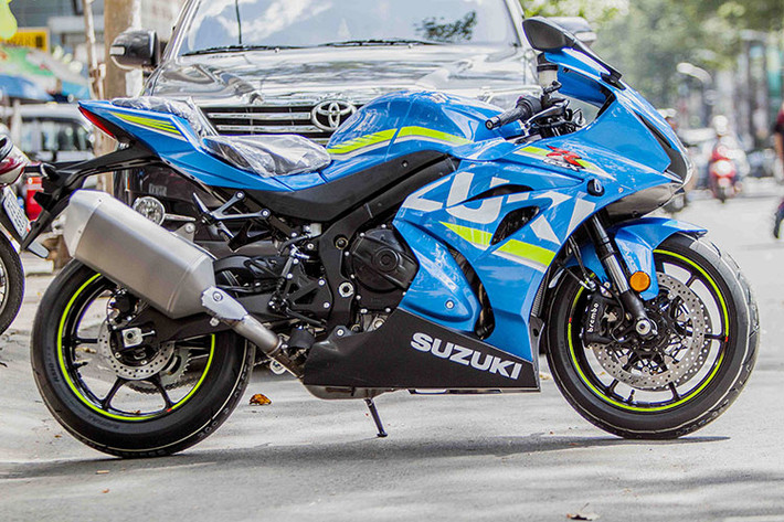 Mẫu xe GSX-R1000 ABS 2017 có độ cao yên ngồi lái 825mm, khoảng sáng gầm 130mm, bình nhiên liệu 16 lít và tự trọng 201kg. Động cơ nằm trong bộ khung được thiết kế theo xe đua MotoGP. Theo hãng xe Suzuki, bộ khung của dòng siêu mô tô này đã được giảm trọng lượng so với trước.