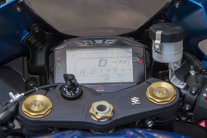 Bình xăng của Suzuki GSX-R1000 2017 có thiết kế thấp hơn trước để người lái "núp gió" hiệu quả hơn. Trước mặt người lái là bảng đồng hồ LCD hoàn toàn mới, hiển thị đầy đủ thông tin cần thiết. Trên mẫu xe mới này, Suzuki cũng thay thế khung tiêu chuẩn với những tinh chỉnh nhằm gia tăng khả năng linh hoạt cho xe.