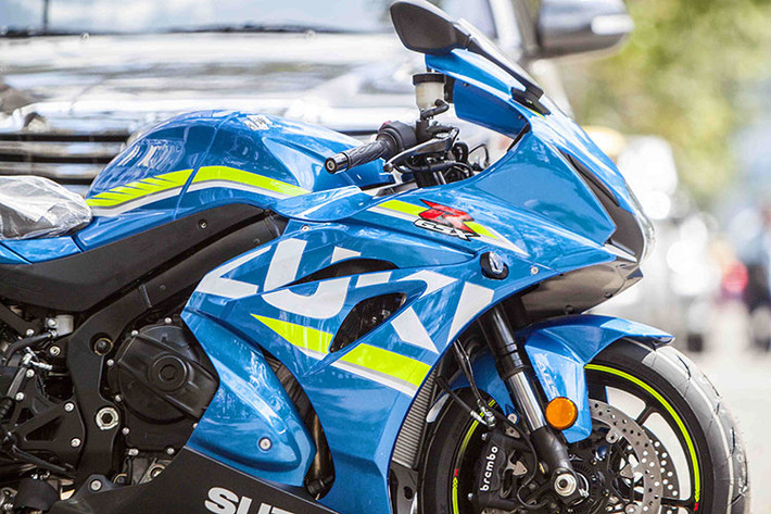 Suzuki giới thiệu GSX-R1000 2017 tại triển lãm Intermot ở Đức cùng với phiên bản hiệu suất cao là GSX-R1000R 2017. Mẫu Superbike mới nhất của hãng xe Nhật đã thực hiện pha lột xác ngoạn mục nhằm bám đuổi thị trường phân khối lớn đang ngày càng thay đổi hiện nay.
