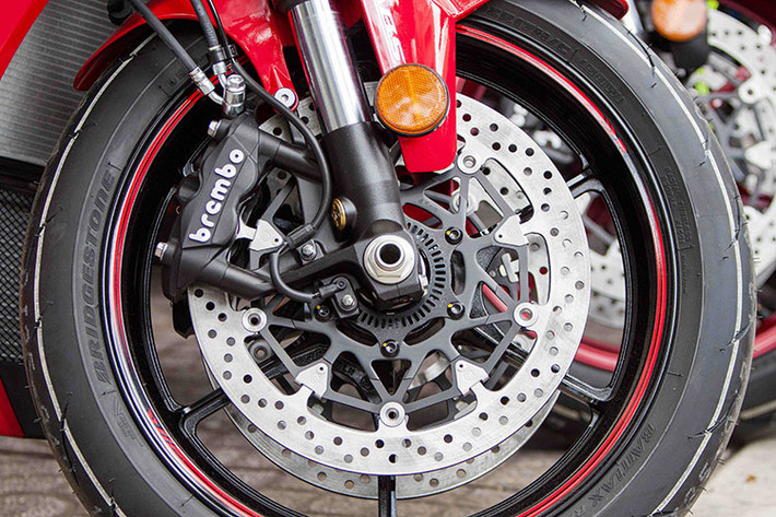 Các hệ thống điện tử hiện đại là thứ mà thế hệ siêu môtô GSX-R1000 hiện tại còn thiếu, chính vì vậy hãng xe Suzuki đã bổ sung cho chiếc xe mới này hệ thống điều khiển lực kéo 10 chế độ, hệ thống hỗ trợ xuất phát Launch Control, tay ga điện tử, chuyển số nhanh, 3 chế độ lái...
