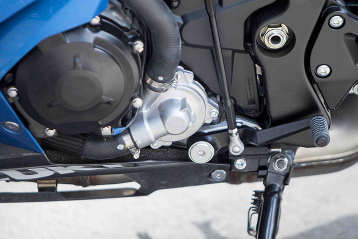 "Trái tim" của Suzuki GSX-R1000 2017 là khối động cơ 4 xy-lanh thẳng hàng, dung tích 999,8 cc, sản sinh công suất tối đa 202 mã lực tại vòng tua máy 13.200 vòng/phút và mô-men xoắn cực đại 117,6 Nm tại vòng tua máy 10.800 vòng/phút. Động cơ nằm trong bộ khung được thiết kế theo phong cách của những chiếc xe đua MotoGP.