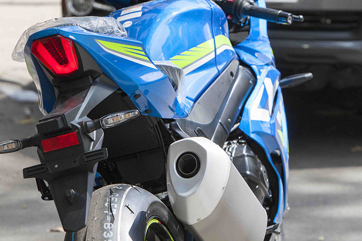 Hệ thống giảm xóc của xe được cung cấp bởi Showa, với phuộc trước và sau "tự cân bằng". Suzuki cũng đã trang bị cho chiếc xe bộ khung mới với trọng lượng nhẹ hơn khoảng 10%, cùng với cặp mâm 6 cánh đơn siêu nhẹ với lốp trước/sau bản 120/70 và 190/55 của Bridgestone để khiến chiếc xe đem tới cảm giác cầm lái thú vị và an toàn hơn.