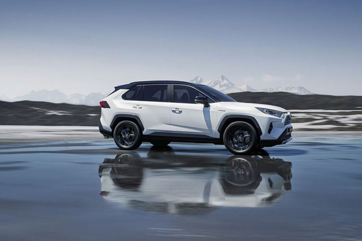 Ra mắt lần đầu tiên vào năm 1994, Toyota RAV4 là mẫu xe mở ra phân khúc crossover cỡ nhỏ. Toyota RAV4 thế hệ mới sở hữu thiết kế góc cạnh và nam tính hơn – tương tự những chiếc SUV off-road thực thụ.