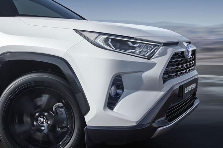 Toyota RAV4 thế hệ mới sử dụng nền tảng toàn cầu TNGA tương tự các dòng sedan như Camry hay Avalon. RAV4 thế hệ mới có kích thước dài x rộng x cao lần lượt là 4.590 mm x 1.850 mm x 1.700 mm.