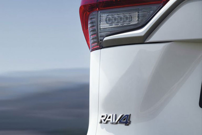 Ở phía trước, RAV4 thế hệ mới có thiết kế lưới tản nhiệt gợi nhớ về các dòng SUV Toyota truyền thống. Các bản Limited và XSE sẽ sở hữu thiết kế sang trọng hơn với lưới tản nhiệt và nhiều chi tiết mạ chrome.