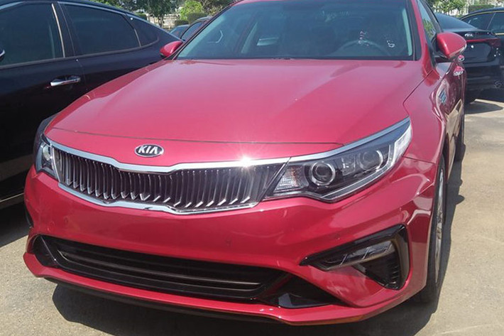Mới đây, những hình ảnh của mẫu xe Kia Optima 2019 bản nâng cấp giữa vòng đời (facelift) tại Việt Nam đã tiếp tục được chia sẻ trên mạng. Những hình ảnh này chụp hàng loạt chiếc Kia Optima mới hiện đang nằm tại nơi được cho là kho của nhà máy. Như vậy, có thể dự đoán ngày ra mắt Việt Nam của mẫu sedan hạng D này đang đến rất gần.