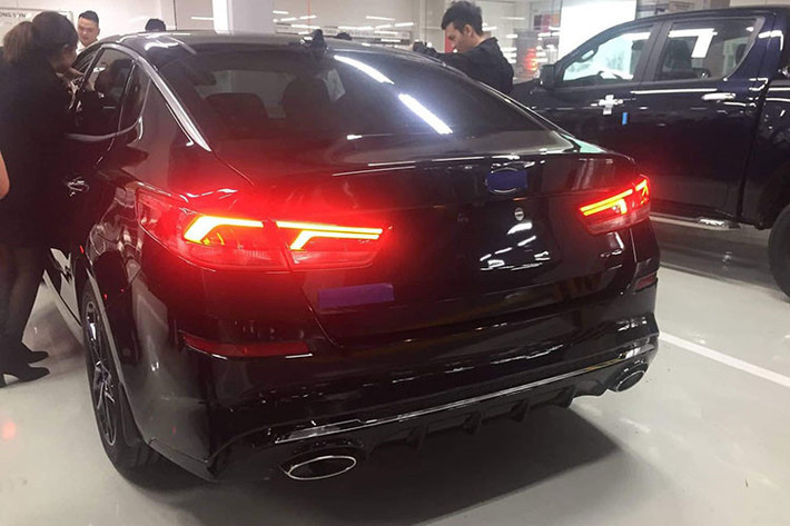 Về cơ bản, model 2019 là phiên bản nâng cấp giữa vòng đời của Optima. Vì vậy, mẫu xe này nhận được một số thay đổi ở thiết kế đẹp mắt và thể thao hơn. Tương tự phiên bản nội địa Hàn Quốc và châu Âu, Optima GT vẫn sở hữu lưới tản nhiệt dạng “mũi hổ” đặc trưng của Kia. Tuy nhiên, các vân dọc được sửa lại thành đường vân lượn sóng. Phần viền lưới tản nhiệt được mạ chrome sang trọng.