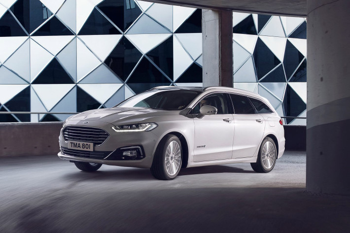 Không chỉ tiết kiệm xăng, Ford Mondeo Wagon Hybrid 2020 còn thực dụng với cốp 403 lít nếu hàng ghế sau dựng thẳng lên. Con số tương ứng khi hàng ghế sau gập xuống là 1.508 lít. Trang bị an toàn của xe bao gồm; hệ thống kiểm soát hành trình thích ứng, giới hạn tốc độ và nhận diện biển báo giao thông...