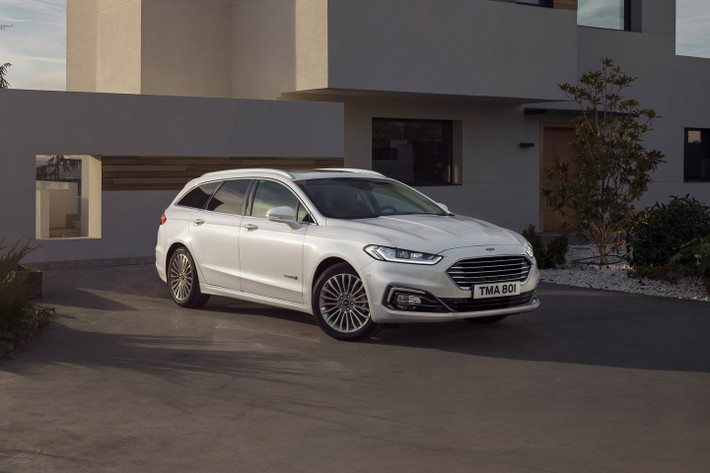 Ngoài ra, Ford Mondeo Wagon 2020 còn được bổ sung phiên bản hybrid tiết kiệm xăng. Nhìn chung, Ford Mondeo 2020 có thiết kế ngoại thất không khác biệt quá nhiều so với phiên bản cũ.