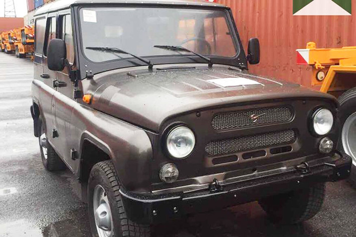 UAZ Hunter có chiều dài 4.100 mm, rộng 1.730 mm, cao 2.025 mm, chiều dài cơ sở 2.380 mm và chiều cao gầm 210 mm. Tương tự như bản máy xăng - ngoại thất và nội thất của xe vẫn cực kỳ tối giản và không có nhiều nâng cấp so với những chiếc 469 trước đây từng gắn liền với người Việt Nam. Có lẽ chiếc xe này chỉ tập trung vào tính năng off-road.