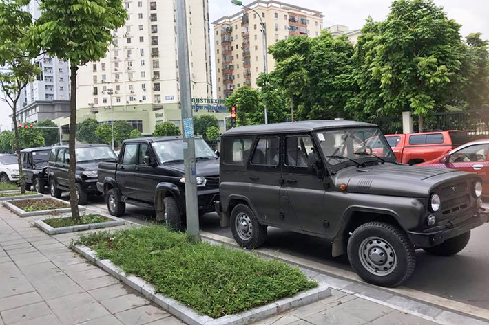 Tại thị trường Nga - UAZ Hunter diesel 2017 có giá khoảng 15.000 USD cho bản tiêu chuẩn. Sau khi về đến thị trường Việt Nam, mặc dù chưa đưa ra mức giá cụ thể nhưng theo một số nguồn tin cho PV báo điện tử Kiến Thức, xe có giá không quá 500 triệu đồng. Như vậy phiên bản máy dầu này sẽ đắt hơn bán máy xăng đang bán tại Hà Nộivài chục triệu đồng.