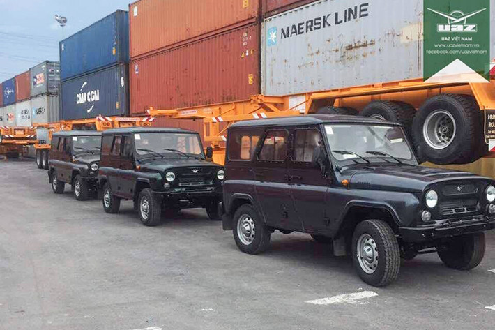 Có mặt trên thị trường Thế giới từ năm 1971, mẫu xe ôtô Nga UAZ-469 đã trở nên quá quen thuộc đối với người Việt. Sau khi những phiên bản xe UAZ Hunter máy xăng được phân phối chính hãng tại Việt Nam. Vừa qua, phiên bản máy dầu của mẫu xe này cũng vừa chính thức được nhập khẩu về Hà Nội để phục vụ người tiêu dùng.