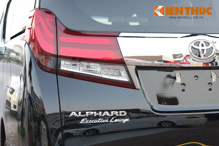 Thân xe thiết kế khá dài với nhiều chi tiết được đóng mác Alphard Executive. Phần đuôi xe nổi bật với hai cụm đèn hậu cỡ lớn chạy dọc lên cả thân xe, thiết kế vuông vức của phần đuôi để nhằm tạo không gian lớn nhất cho nội thất của xe.