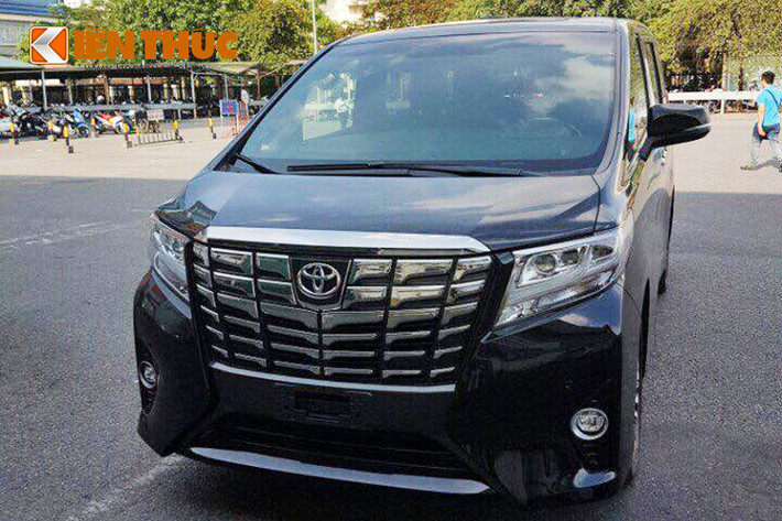 Nếu chỉ nhìn lướt qua chiếc MPV cỡ lớn này sẽ rất dễ khiến người ta hiểu lầm đây không phải là một chiếc xe 7 chỗ, vì nó có kích thước gần như tương đồng với chiếc Hiace 16 chỗ. Mặt trước của xe nổi bật với lưới tản nhiệt mạ crôm, đèn pha cỡ lớn với đèn ban ngày và đèn hậu LED.