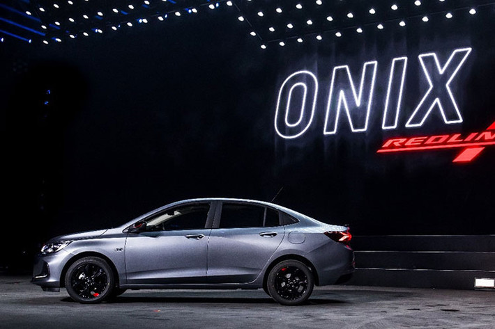 Ở thế hệ mới, Chevrolet Onix 2019 sở hữu chiều dài 4.474 mm, rộng 1.730 mm, cao 1.471 mm và chiều dài cơ sở 2.600 mm. So với phiên bản cũ, mọi kích thước của Chevrolet Onix 2019 nâng cấp này trừ chiều dài cơ sở, đều đã thay đổi.