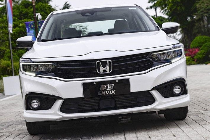 Phần đầu của xe được trang bị cụm đèn pha nối liền với lưới tản nhiệt, cản trước hầm hố và hốc gió trước cỡ lớn. Bao quanh cụm đèn pha là dải đèn LED định vị ban ngày hình càng cua. Ngoài ra, dưới đáy lưới tản nhiệt còn xuất hiện thanh mạ crôm kéo dài đến đèn pha.