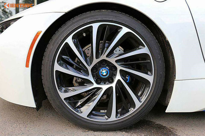 Hãng xe ôtô BMW đã thiết kế i8 độc đáo ngoại hình với hai cánh cửa Lambo Door mang đậm chất tương lai. Ngoại thất khác của xe cũng ấn tượng không kém như bánh mâm đa chấu 20 inch, đèn xi-nhan LED và camera 360 tích hợp trong 2 gương chiếu hậu. Đuôi xe với thiết kế khí động học, đèn hậu được sử dụng công nghệ LED với thiết kế phá cách...