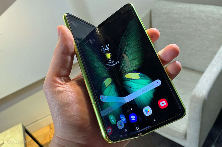Samsung đã liên tục hoãn ngày bán chính thức chiếc Galaxy Fold kể từ khi thiết bị vướng phải một số sự cố về màn hình vào tháng 4 vừa rồi. Thông báo trên cũng phủ nhận tin đồn về việc Samsung sẽ tổ chức lại sự kiện giới thiệu Samsung Galaxy Fold vào tháng 7 tới, bởi các sự kiện kiểu này thường phải mất hàng tuần hoặc hàng tháng để chuẩn bị trước.