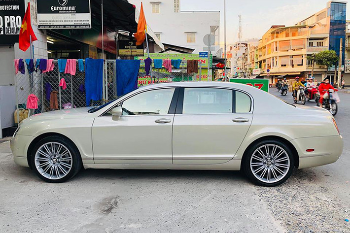 Sau 10 năm có mặt tại thị trường Việt Nam, hiện nay, dòng xe siêu sang Bentley Continental Flying Spur từng một thời là niềm mơ ước của đại gia Việt đang được chào bán với giá dưới 5,3 tỷ đồng. Có chiếc chỉ được bán với giá "sốc" 2,35 tỷ đồng, tương đương 1 chiếc Audi A6 mới.