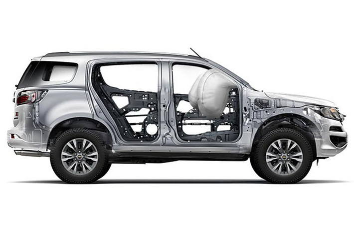 Trên phiên bản Trailblazer mới LTZ, chiếc xe sẽ được trang bị mâm xe kích cỡ 18 inch mới, trong khi các bản thấp hơn sẽ chỉ có mâm 16 inch. Ngoài ra thiết kế khoảng sáng gầm xe lên tới 221mm cũng góp phần làm tăng thêm dáng vẻ thể thao cho mẫu xe SUV phong cách Mỹ.