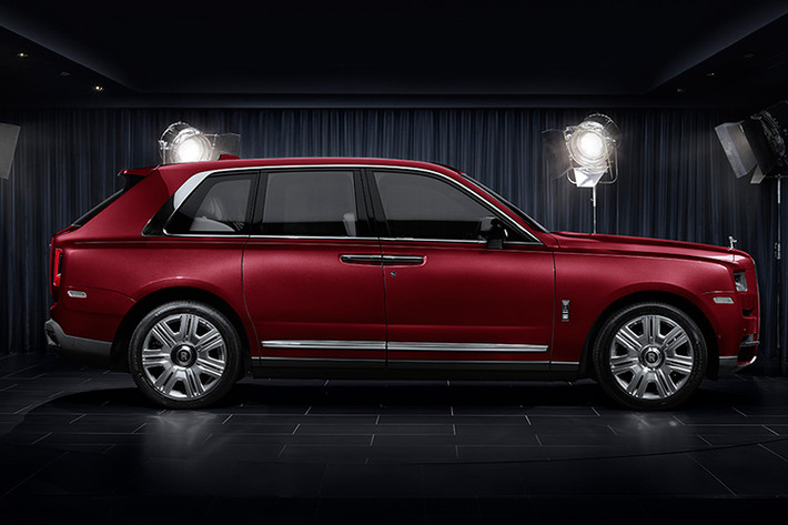 Như vậy, mức giá bán Rolls-Royce Cullinan khi đến Hương Cảng cũng ngang ngửa với giá bán tại Thái Lan hay Singapore nhưng lại kém hơn 20 tỷ đồng so với giá Rolls-Royce Cullinan bản tiêu chuẩn tại thị trường Việt Nam. Cần phải nói thêm, hiện chưa có chiếc Rolls-Royce Cullinan nào xuất hiện tại dải đất hình chữ S.