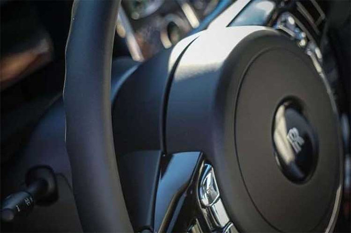 Vô-lăng ba chấu của chiếc Rolls-Royce Wraith Black Badge được tích hợp nhiều phím bấm chức năng và đều được mạ crom sáng bóng. Bảng điều khiển được trang trí bởi chi tiết tạo thành từ hỗn hợp sợi nhôm và sợi các-bon. Đồng hồ xem giờ màu sáng nổi bật cũng được thiết kế tinh tế trên nền nội thất sẫm màu của cabin