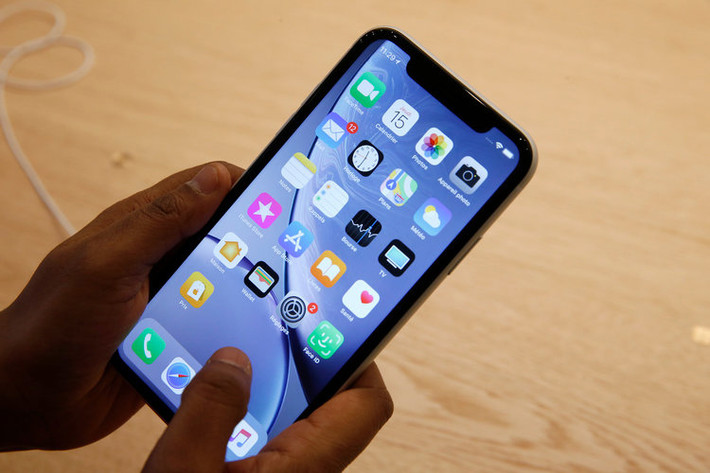 Trong khi bộ đôi smart phone cao cấp iPhone XS và XS Max mới sẽ được trang bị 3 camera ở mặt lưng, iPhone XR 2019 sẽ chỉ có camera kép với cụm camera có thể lấy từ iPhone X 2017 hoặc iPhone XS năm ngoái.
