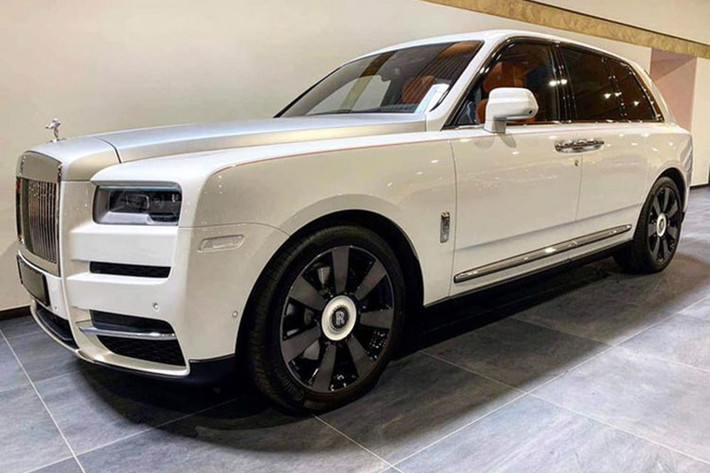 SUV siêu sang Rolls-Royce Cullinan được trang bị động cơ V12, tăng áp kép, dung tích 6.75 lít, sản sinh công suất tối đa 563 mã lực và mô-men xoắn cực đại 850 Nm tại vòng tua máy 1.600 vòng/phút. Động cơ của Rolls-Royce Cullinan được trang bị hộp số tự động ZF 8 cấp, hệ dẫn động 4 bánh toàn thời gian và đánh lái 4 bánh hoàn toàn mới.