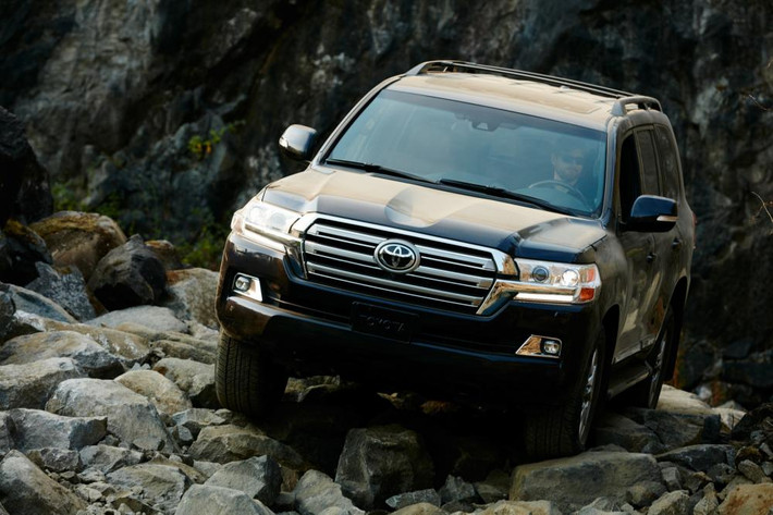 Theo hãng xe ôtô Toyota, động cơ này đạt 90% mô-men xoắn cực đại ngay từ vòng tua 2.200 vòng/phút. Nhờ đó, Toyota Land Cruiser 2019 là cỗ máy kéo ấn tượng khi có thể kéo trọng lượng đến 3.674 kg, Ngoài ra, Toyota Land Cruiser 2019 còn được trang bị hệ thống kiểm soát văng khi kéo rơ-moóc, hoạt động thông qua hệ thống cân bằng điện tử VSC.