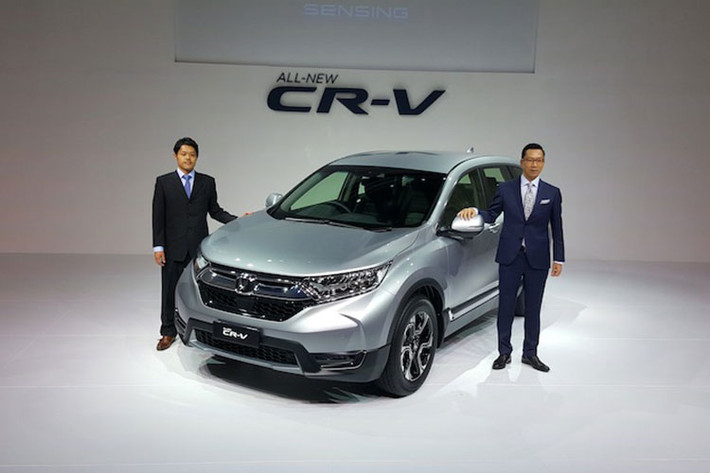 Sau 1 tuần hãng xe ôtô Honda giới thiệu dòng crossover 5 chỗ CR-V thế hệ mới với khách hàng Malaysia. Ngay sau khi ra mắt, mẫu xe Honda CR-V 2017 đã "bán chạy như tôm tươi" với 1.400 đơn đặt mua. Con số này gấp đôi doanh số mục tiêu một tháng của CR-V 2017 tại Malaysia.