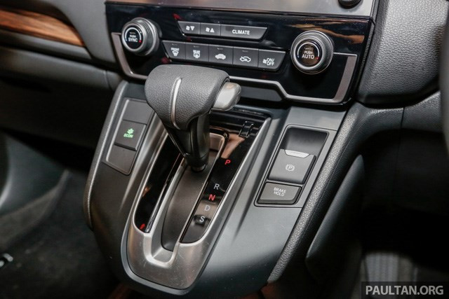 Trên phiên bản mới, toàn bộ dòng CR-V 2017 tại Malaysia đều có 6 túi khí và hệ thống cân bằng điện tử tiêu chuẩn. Riêng bản cao cấp nhất được trang bị hệ thống Honda Sensing, bao gồm cảnh báo chuyển làn đường, hỗ trợ duy trì làn đường, giảm thiểu chuyển làn đường, phanh giảm thiểu va chạm, cảnh báo va chạm trực diện và kiểm soát hành trình thích ứng.