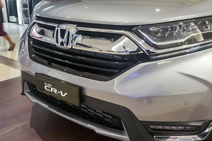 Trong khi đó, chỉ có khoảng 20% số người đặt mua phiên bản tiêu chuẩn 2.0 i-VTEC 2WD. Có số lượng đặt mua thấp nhất là bản cao cấp nhất 1.5 Turbo 4WD với tỷ lệ 9%. Ngoài ra, những con số trên còn cho thấy tỷ lệ 80:20 giữa số người mua Honda CR-V 2017 bản dùng động cơ tăng áp và hút khí tự nhiên.