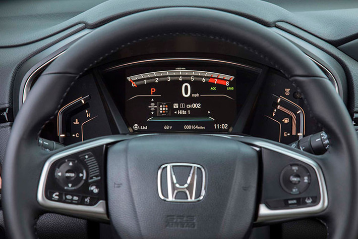Honda CR-V 2017 mới tại thị trường Malaysia chỉ có phiên bản 5 chỗ chứ không có 7 chỗ. Đây là kết quả sau khi nghiên cứu thị trường của Honda Malaysia. Trong khi đó, thể tích khoang hành lý của Honda CR-V 2017 khi hàng ghế thứ 2 không gập xuống là 522 lít. Con số tương ứng khi hàng ghế thứ 2 gập phẳng xuống sàn là 1.084 lít.