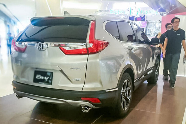 rên CR-V mới, khác biệt lớn nhất nằm ở phần đầu với thiết kế trẻ trung hơn nhờ cụm đèn pha LED nối liền với lưới tản nhiệt mạ bóng, tương tự phong cách của Civic thế hệ mới. Đặc biệt, lưới tản nhiệt của xe còn có các màn chắn tự động Automatic Shutter Grille System, có khả năng đóng lại để giảm lực cản khí động học cho xe.