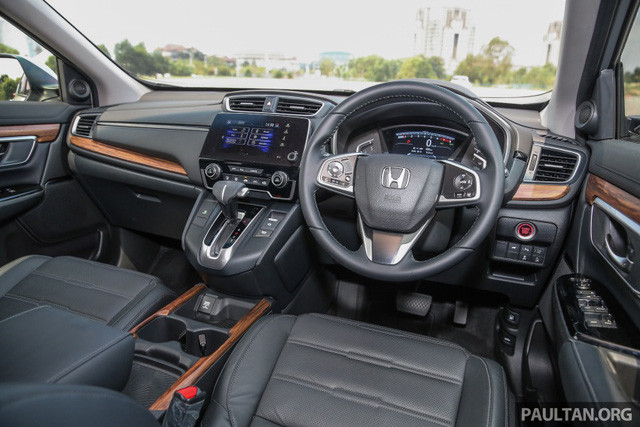 Các kích thước cơ bản của Honda CR-V 2017 bao gồm chiều dài tổng 4.584 mm, rộng 1.855 mm, cao 1.689 mm và chiều dài cơ sở 2.660 mm. So với phiên bản cũ, Honda CR-V mới ngắn hơn 6 mm, rộng hơn 35 mm và cao hơn 4 mm. Riêng chiều dài cơ sở tăng thêm 40 mm. Trong khi đó, đuôi xe nổi bật với những đường nét góc cạnh hơn, đèn hậu LED hình chữ L và thanh mạ chrome chạy ngang.