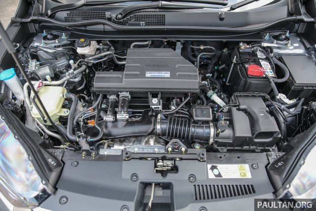 Đây là động cơ phun xăng trực tiếp được lấy từ Honda Civic thế hệ mới nhưng có công suất tối đa lớn hơn 20 mã lực và mô-men xoắn cực đại tăng 23 Nm. Riêng bản tiêu chuẩn 2.0L i-VTEC 2WD của Honda CR-V 2017 tại Malaysia sử dụng động cơ xăng 4 xy-lanh, hút khí tự nhiên, dung tích 2.0 lít tương tự phiên bản cũ.