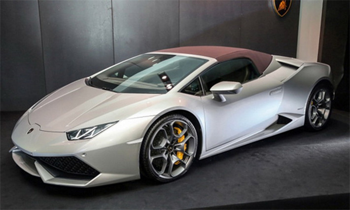 Lamborghini Huracan Spyder sau khi được trình làng tại Frankfurt Motor Show 2015. Phiên bản mui trần này có giá bán 313.000 USD (khoảng 7 tỷ đồng) tại thị trường đầu tiên ở khu vực Đông Nam Á là Malaysia.