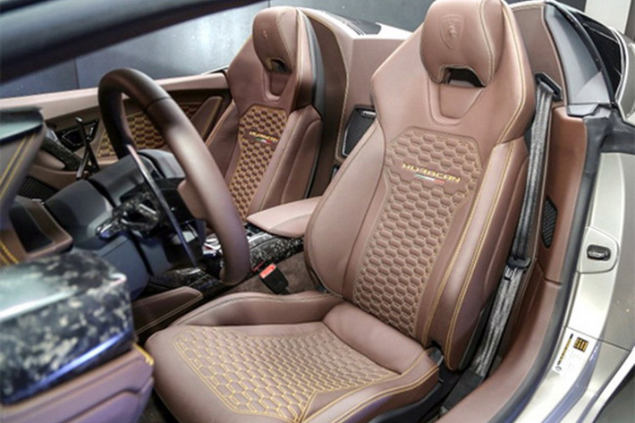 Tương tự như ngoại thất, nội thất của Huracan Spyder cũng được thiết kế giống tới 99% so với bản coupe.