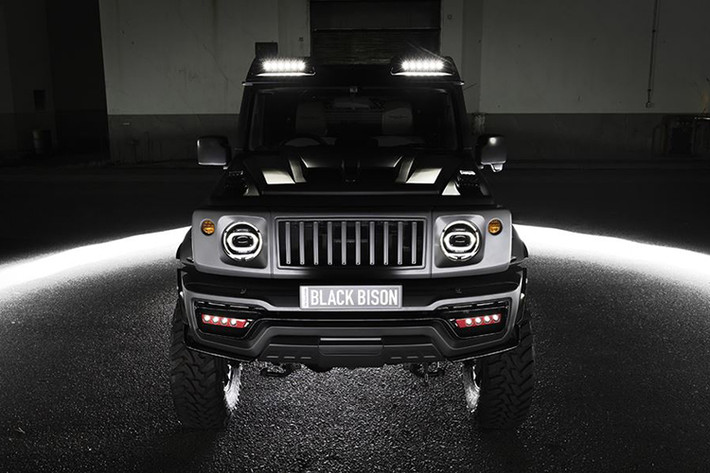 Tuy nhiên không giống nhiều công ty khác, Wald còn tiếp tục biến tấu lại Jimny chứ không chỉ đơn thuần "copy" chiếc xe nổi tiếng của Mercedes. Tương tự những mẫu xe offroad chuyên nghiệp, hãng đã nới rộng vè bánh bằng các tấm ốp bắn đinh và thay nắp ca-pô với khe hút gió góc cạnh.