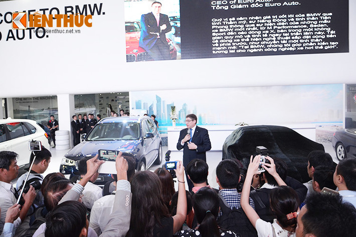 Khu trưng bày xe BMW tại VIMS 2015 được thiết kế theo màu sắc đặc trưng của thương hiệu với ba màu chủ đạo, lấy cảm hứng từ logo của thương hiệu BMW và lá cờ của vùng Bavaria : xanh dương, trắng, đen.