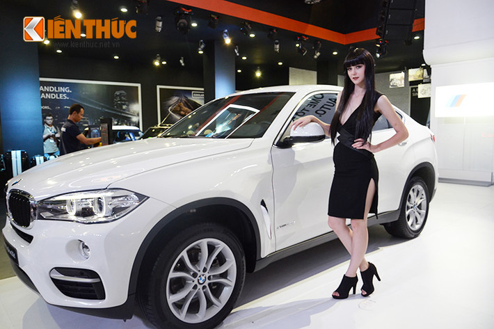 Bên cạnh tân Hoa hâu và Á hậu hoàn vũ 2015, dàn người mẫu chuyên nghiệp nước ngoài cũng mang lại nét tươi mới đậm chất Châu Âu cho gian hàng của BMW tại triển lãm lần này.
