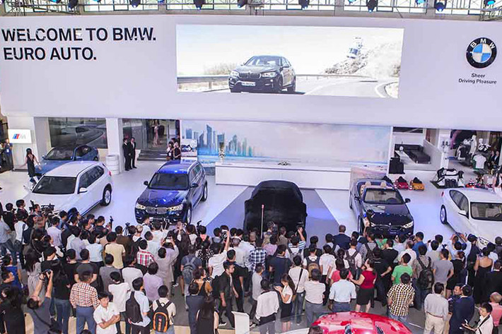 Cũng tại triển lãm lần này, các khách hàng có thể lái và trải nghiệm các dòng xe BMW ngay tại khuôn viên bên ngoài Triển lãm, với các mẫu xe hấp dẫn như : 116i, 218i, X1 và X3 sử dụng động cơ công nghệ TwinPower Turbo, được mệnh danh là động cơ nhỏ – hiệu suất cao.