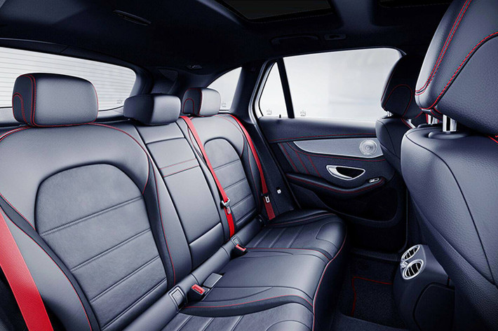 So với GLC 250 hay GLC 300 đang bán tại Việt Nam, chiếc Mercedes-AMG GLC 43 4MATIC có sức mạnh động cơ mạnh hơn hẳn. Cụ thể là động cơ xăng V6, tăng áp kép, dung tích 3.0 lít, sản sinh công suất tối đa 362 mã lực và mô-men xoắn cực đại 520 Nm. Sức mạnh được truyền tới hộp số tự động 9 cấp 9G-Tronic với thời gian chuyển số ngắn hơn.