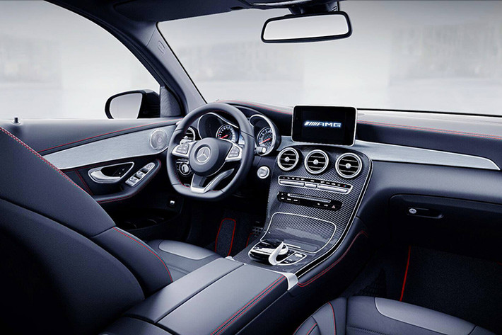 Nội thất của xe mang phong cách đặc trưng của AMG như ghế ngồi thể thao, các đường chỉ đỏ nổi bật trên phần da bọc ghế, cụm đồng hồ AMG, vô lăng AMG có đáy dát phẳng. Các chi tiết ốp bằng sợi carbon cũng sẽ xuất hiện trên chiếc GLC 43 4MATIC của Mercedes tại Việt Nam.