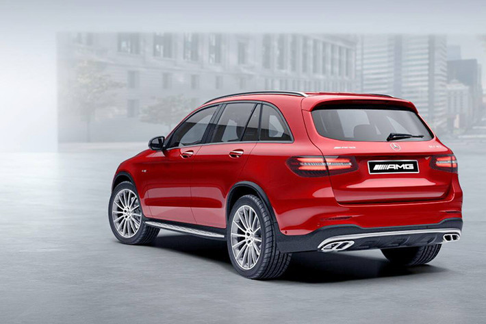 Mercedes-AMG GLC 43 4MATIC với cản trước được làm mới, các hốc gió phía mặt trước cũng to lớn hơn và bộ khuếch tán gió phía sau. Cùng với đó là lưới tản nhiệt kim cương cỡ lớn, 4 ống xả phía sau, đi kèm bộ vành la zăng hợp kim 19 inch và lớp sơn đen bóng bên ngoài.