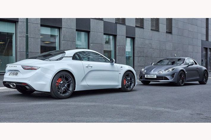 Hiện tại giá xe Alpine A110S mới đã được bán khởi điểm từ 66.500 Euro Pháp (khoảng 1,74 tỷ đồng), đợt giao hàng đầu tiên dự kiến diễn ra vào cuối năm nay. Nó được tập đoàn Renault, thương hiệu mẹ của Alpine xem như một đối thủ cạnh tranh trực tiếp dành cho Porsche Cayman.
