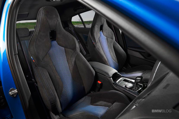 BMW 1 Series mới được trang bị 02 động cơ xăng và 03 động cơ dầu. Ở phiên bản mạnh nhất, xe sử dụng động cơ 4 xy-lanh thẳng hàng (I4) 2.0L tăng áp trên phiên bản M135i xDrive, đây là khối động cơ 4 xy-lanh mạnh nhất của BMW từ trước đến nay cho công suất tối đa 302 mã lực và mô-men xoắn cực đại 450Nm, công suất này tương đương với X2 M35i - Phiên bản mạnh mẽ nhất của dòng X2.