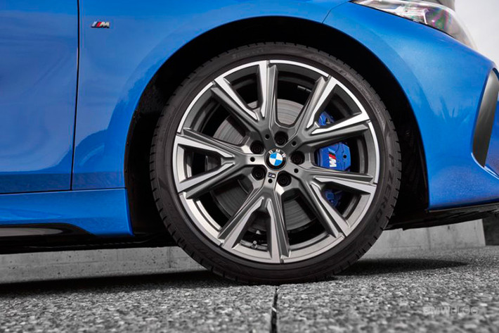 BMW 1 Series mới sẽ có rất nhiều lựa chọn mâm với kiểu dáng khác nhau và kích thước từ 16 - 19 inch. Ngoài ra, lần đầu tiên 1 Series được trang bị cửa sổ toàn cảnh cho ánh sáng tràn vào bên trong cabin nhiều hơn nhằm mang lại cảm giác thoáng đãng, thoải mái cho người dùng.